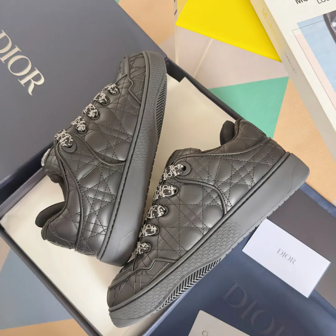 [DIOR] P: 820💰 Men's 39-44. (Male 38. 45. Customized) Dior Dior B9S series top version bread shoes casual sports shoes skate shoes original purchase development and production This new B9S skateboard sneakers are inspired by skateboarding and Dior's high-order spirit. Crafted from navy blue cotton tweed, the classic cannage pattern is reinterpreted with grained calfskin details in homage to Dior's savoir-faire. Padded tongue and technical fabric leg provide ideal comfort. Iconic details abound throughout the design, such as the Dior signature on the heel and tongue, cannage-patterned panels, and the rubber Dior Charm signature on the side inspired by the Dior logo. The rubber soles engraved with Oblique printing with a gradient effect are more refined and can add a high-end temperament to various looks. Exquisite packaging at the delivery counter🛍📦 ▪️Fabric: Original customized first-layer cowhide + tweed ▪️Inner lining: Customized breathable lining ▪️Outsole: Original open-molded anti-slip TPU material ▪️Sole thickness: 3.5CM.